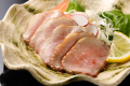 【飛騨牛のローストビーフ】
最高ランク飛騨牛のローストビーフになります。
焼き加減が絶妙のトロケル味わいをお楽しみ下さい。