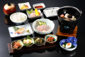 【春の朝食】
明宝ハムや下呂産のコシヒカリから総菜三種とお味噌などバリエーション豊かに朝の食事をお楽しみ頂けます。