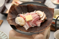 地産地消の飛騨のぶたを板長自家製の特製お味噌と野菜と一緒に焼いてお召し上がり頂きます。