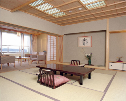 ゆったりとした少し広めのお部屋でのんびりお過ごしいただけます。