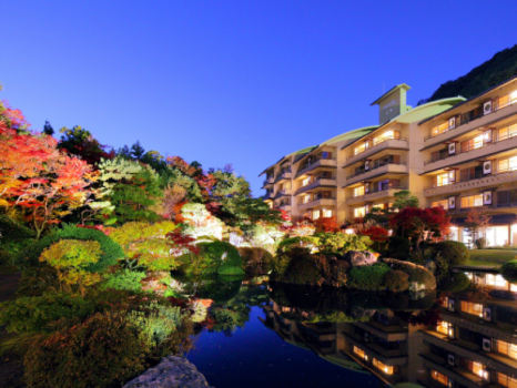 【日本庭園-水月園-】 夜になると庭園はライトアップされ、幻想的な雰囲気に。 【日本庭園-水月園-】 夜になると庭園はライトアップされ、幻想的な雰囲気に。