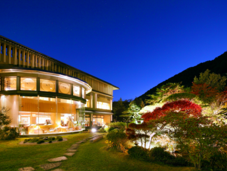 【日本庭園-水月園-】 夜になると庭園はライトアップされ、幻想的な雰囲気に。