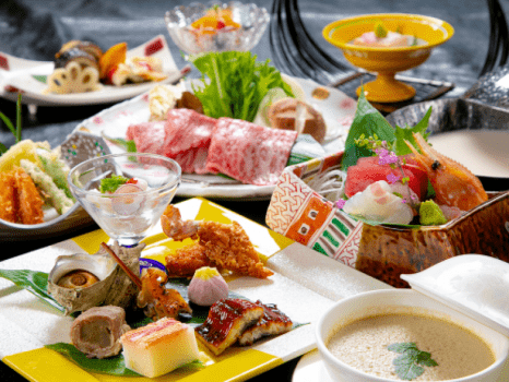 &ldquo;季節の旬&rdquo;を、見目・味・香りなど、【五感で楽しめるお料理】 にし、お席にお運びいたします