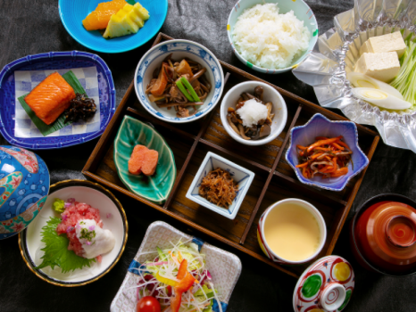 【朝食】 地元の旬の食材を、起きがけの体にやさしいお味に仕立てました。