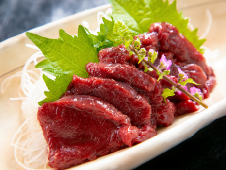 【いちりきあいづ-馬刺し-】 赤身が濃く、柔らかな肉質が特徴の会津産馬刺し。ニンニク味噌との相性抜群で日本酒が進む一品