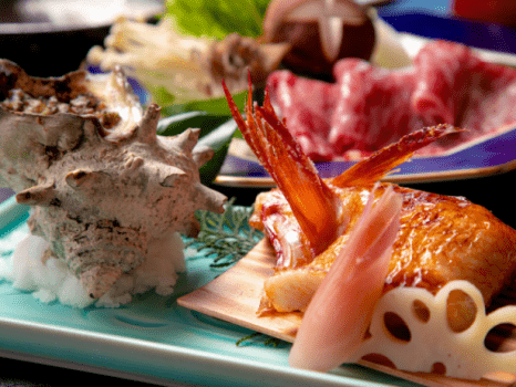 焼物はサザエとキンキ。サザエはブルギニョンバターでお召し上がりいただきます