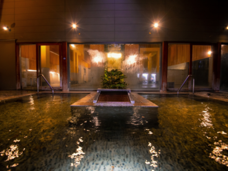 つるっとしたアルカリ性の“肌に優しい湯”と、“季節の香り・風”が癒す、【庭園大露天風呂】