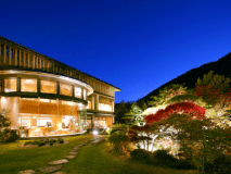 【日本庭園-水月園-】 夜になると庭園はライトアップされ、幻想的な雰囲気に。