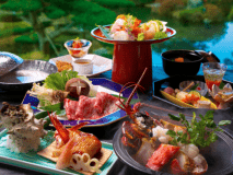 旬のお料理を一番おいしい調理方法で。器に描かれた【四季の彩り】を目で舌で、五感で、お楽しみください