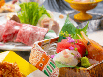 この地の食材・特産物を活かし、旬を逃さず器に盛りつける―。 季節を“五感”でお楽しみください