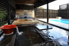 【花菖蒲-hanashobu-】「金温泉」「岩塩風呂」「薬湯」３種の露天風呂＆プール付　貸切ヴィラ