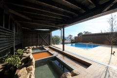 【素泊まり・一人当たり料金】金温泉と３種の露天風呂 １棟貸切ヴィラでゆったり湯めぐり～花菖蒲～