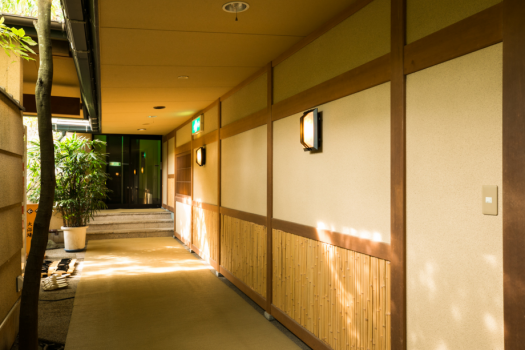 全館畳敷き。スリッパはございません。
毎日磨き上げる畳はほてった体に気持ちよく感じられます。