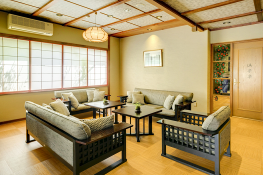 ラウンジ『鍵の茶屋』　玄関に入ってすぐのロビーラウンジで一息