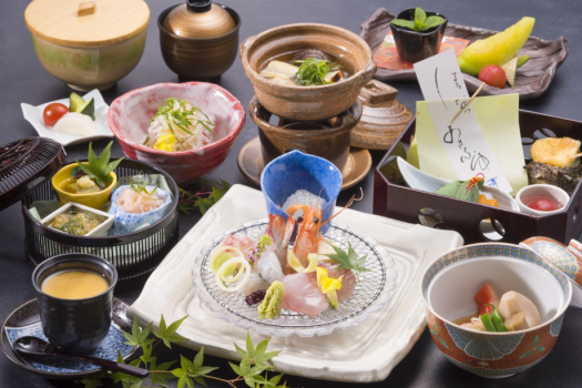 地元の味覚を楽しめる創作料理でのおもてなし
伊豆の海が育んだ季節の素材一つ一つを丁寧に仕立て上げた和食をお楽しみください