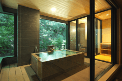 当館露天風呂付客室の露天風呂は広くて入りやすいです。