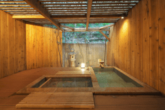 貴賓室の露天風呂には足湯もあります。
お子様連れのお客様にもご好評です。