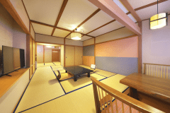 南館和室二間タイプのお部屋の1例です。
入ってすぐに6帖ほどのお部屋、続いて12帖ほどの本間があり、窓側に堀こたつ式の広縁があります。