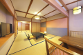 南館和室二間タイプのお部屋の1例です。
入ってすぐに6帖ほどのお部屋、続いて12帖ほどの本間があり、窓側に堀こたつ式の広縁があります。 南館和室二間タイプのお部屋の1例です。
入ってすぐに6帖ほどのお部屋、続いて12帖ほどの本間があり、窓側に堀こたつ式の広縁があります。