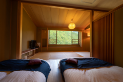 【和洋室】目覚めれば、目の前いっぱいに広がる山景色と爽やかな風が“心地よい朝”を届けてくれます 【和洋室】目覚めれば、目の前いっぱいに広がる山景色と爽やかな風が“心地よい朝”を届けてくれます