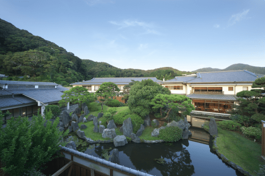 小高い丘を中央に大きな池もある日本庭園は、大木も多く長い歴史を感じさせる雄大な景観。館内からは300坪の広大な庭園が望めます。