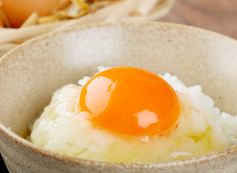 【朝食】地元のブランド卵「太陽卵」を使った卵かけご飯は絶品♪
じわじわと口の中に広がる甘味と深みのあるコクが特徴の太陽卵をアツアツのご飯に合わせれば相性抜群です！