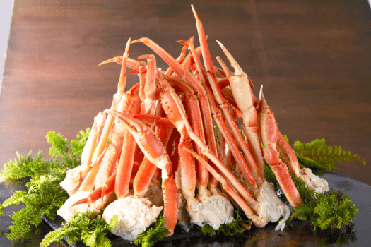 蟹づくしフェア開催！タラバ蟹・本ズワイ蟹をはじめとした多彩な蟹料理が味わえ
&ldquo;焼き・蒸し・茹で・揚げ・ご飯もの&rdquo;まで、幅広い蟹メニューをご用意しました。
それぞれの食事会場ごとに異なる楽しみ方を、ぜひご堪能ください。
(開催期間：4月10日～７月16日)