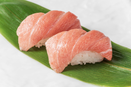 本マグロの握り寿司。脂と赤身の程よいバランスをお楽しみください。