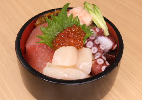 【朝食】海の幸たっぷりの豪華海鮮丼が朝食ビュッフェに登場！イクラ、ホタテ、マグロ、タコなどお好みの具材をのせて、オリジナルの海鮮丼をお楽しみください。　※仕入れ状況等により予告なく具材が変更になる場合がございます