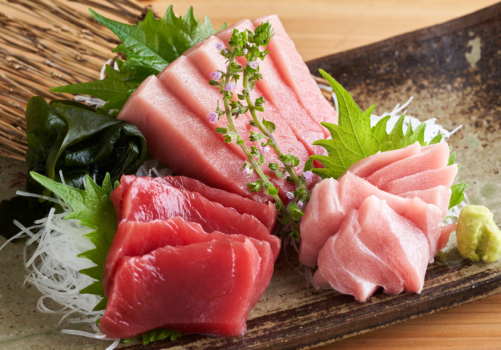 厳選した本マグロの大トロ・中トロ・赤身の3種を刺身盛り合わせでご提供いたします。 厳選した本マグロの大トロ・中トロ・赤身の3種を刺身盛り合わせでご提供いたします。