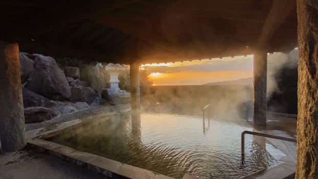 【大浴場】朝焼けを眺められる朝風呂もおすすめ。絶景に癒され、1日の始まりに元気をもらえます。