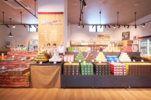 【売店】自社製造のカステラやオリジナルお菓子をはじめ、島原半島の特産物、人気アニメとのコラボ商品、スタジオジブリのキャラクターグッズなど、種類豊富にたくさんの商品を取り揃えております。