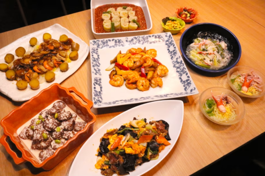 北海道産じゃがいもとホタテの煮込みや北海道産ポテトと大海老のXO醤炒め、北海道牛肉と卵のみかどオリジナル炒めなど、北海道の“うまいもの”が目白押し。さらに、ライブキッチンでは北海道のブランド牛を使用した焼きしゃぶ・出汁しゃぶ、北海道からの食材を使ったほたて片貝と炙りイカも登場。ぜひこの機会にご堪能ください。