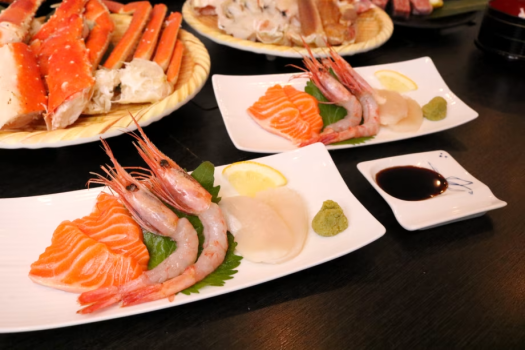 北海道産の生ホタテと甘エビに、新鮮なサーモンを添えた贅沢な盛り合わせでご提供いたします。身が厚くて甘みの強い北海道産生ホタテ、口の中でとろけるような甘さが自慢の北海道産甘エビ、そして脂ののったサーモンの三種をお楽しみいただけます。(※食べ放題ではございません)