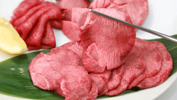 【～2026年1月6日まで】噛むほどに旨みがあふれる、歯ごたえのある牛タン。
ライブキッチンで丁寧に焼き上げ、できたての美味しさをお楽しみいただけます。
ジューシーで深い味わいをご堪能ください。