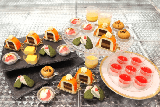 専用パティシエによる手作りスイーツをご用意。
見た目も美しいスイーツの数々をお楽しみ下さい。