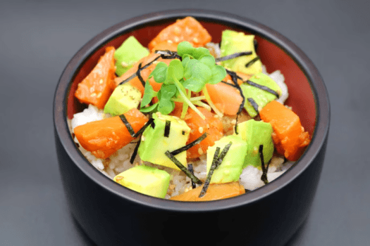 【サーモンのポキ丼｜朝食】ごま油香る特製ダレに漬け込んだサーモンに、まろやかなアボカドを合わせたハ
ワイ風ポキ丼。サーモンの旨みとアボカドの相性が抜群の一品です。この機会
にぜひご堪能ください。