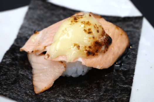 【こぼれ手巻き寿司　炙りサーモンチーズ｜夕食】香ばしく炙ったサーモンに、とろけるチーズを合わせた贅沢な一品。炙りの香りと濃厚な味わいが食欲をそそります。
