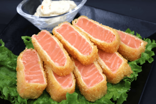 【サーモンレアカツ｜夕食】外はサクッと、中はしっとりレアに仕上げたサーモンカツ。サーモンの旨みを閉じ
込めた、贅沢な味わいをご堪能ください。