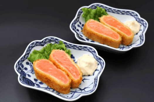 【サーモンレアカツ|夕食(会席)】
外はサクッと、中はしっとりレアに仕上げたサーモンカツ。サーモンの旨みを閉じ込めた、贅沢な味わいをご堪能ください 【サーモンレアカツ|夕食(会席)】
外はサクッと、中はしっとりレアに仕上げたサーモンカツ。サーモンの旨みを閉じ込めた、贅沢な味わいをご堪能ください