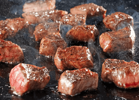 焼きたての牛ステーキをライブキッチンでご提供。
食べやすい一口サイズで、ジューシーな肉汁と赤身肉ならではの豊かな旨みを
お楽しみいただけます。 焼きたての牛ステーキをライブキッチンでご提供。
食べやすい一口サイズで、ジューシーな肉汁と赤身肉ならではの豊かな旨みを
お楽しみいただけます。