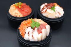 【朝食】海の幸たっぷりの豪華海鮮丼が朝食ビュッフェに登場！マグロ、サーモン、タコなどお好みの具材をのせて、オリジナルの海鮮丼をお楽しみください。　※仕入れ状況等により予告なく具材が変更になる場合がございます