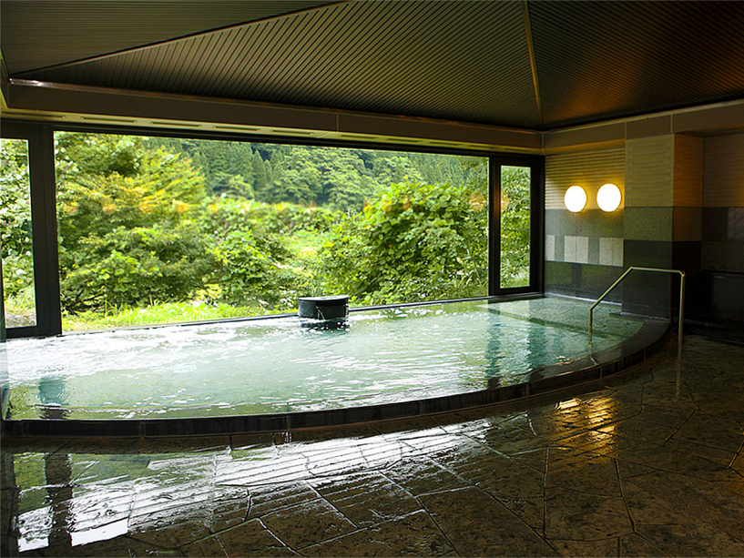 ◆天然温泉『千寿の湯』◆雄大な景色を眺めながら、ゆったりとした時間が流れます。お湯はなめらかな湯触りで、特に美肌効果があります。湯上がりには肌がしっとりとしていることを実感できる温泉です。