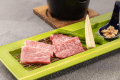 富山酒粕育ち和牛サーロインとトモバラの食べ比べ　ナッツ塩
