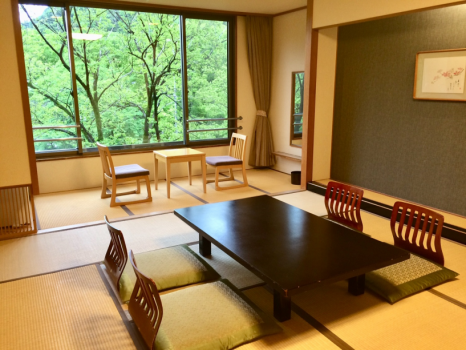 金華山、岐阜城を一望の和室10畳　四季を通じて自然の景色がお楽しみいただけます。春の桜、新緑は
テーブルや畳まで緑色に反射するほどの圧巻の美しさです。