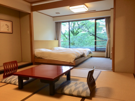 金華山、岐阜城を一望の和洋室　和室10畳とツイン（ローベッド）をご用意いたしております
大きな窓からは金華山岐阜城が一望できます　オールシーズン野鳥の声がお楽しみいただけます