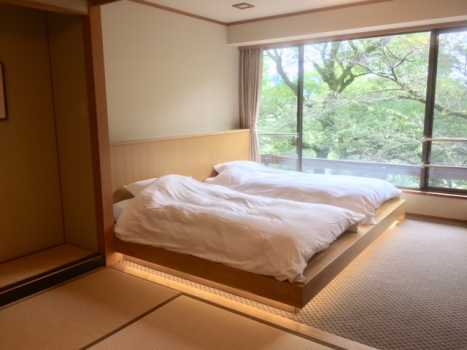 金華山、岐阜城を一望の和洋室　和室10畳とツイン（ローベッド）をご用意いたしております
大きな窓からは金華山岐阜城が一望できます　オールシーズン野鳥の声がお楽しみいただけます