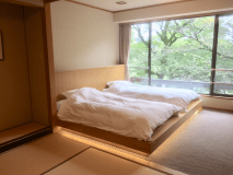 金華山、岐阜城を一望の和洋室　和室10畳とツイン（ローベッド）をご用意いたしております
大きな窓からは金華山岐阜城が一望できます　オールシーズン野鳥の声がお楽しみいただけます