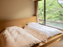 金華山、岐阜城を一望の和洋室　和室10畳とツイン（ローベッド）をご用意いたしております
大きな窓からは金華山岐阜城が一望できます　オールシーズン野鳥の声がお楽しみいただけます