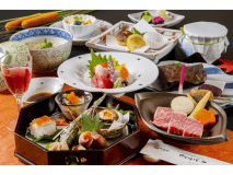 【夕食はダイニング】　リピーター様にも好評な　飛騨牛陶板焼がメインの旬の素材のご夕食